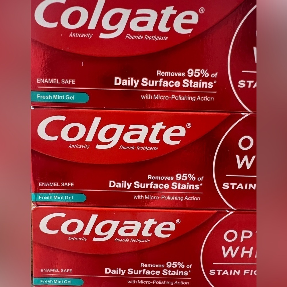 Colgate Optic White Stain Fighter Toothpaste, Fresh Mint Gel, 4.2oz (4 pk) - Picture 3 of 5